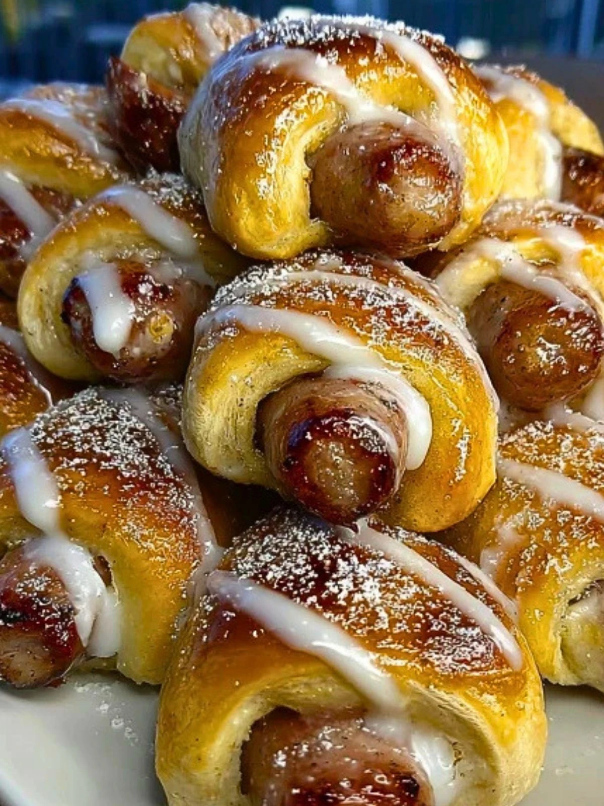 Breakfast Pigs in Cinnamon Rolls (1)